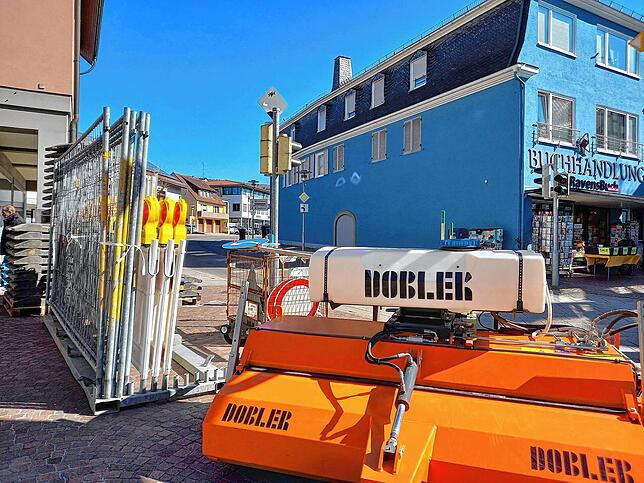 Die Ruhe vor der Baustelle: Am Montagvormittag war der Stadtgraben noch befahrbar, um die Mittagszeit wurde die Baustelle eingerichtet ...