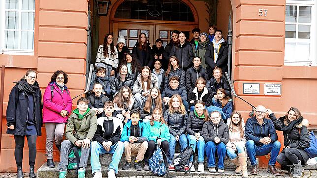 Dichtes Gedränge herrscht vor dem Triberger Rathaus – rund 40 Schüler des Schwarzwald-Gymnasiums und aus der Partnerstadt Fréjus treffen ...