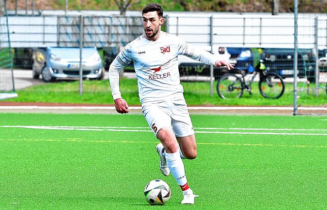 Premiere: Der im Winter vom SV Lottstetten zum SV Jestetten gekommene Marek Franz traf mit seinem ersten Bezirksliga-Tor kurz vor der ...