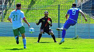Machtlos: Mit der ersten halbwegs guten Chance brachte Torjäger Nexhdet Gusturanaj den FC Erzingen gegen die Spvgg. Andelsbach mit ...