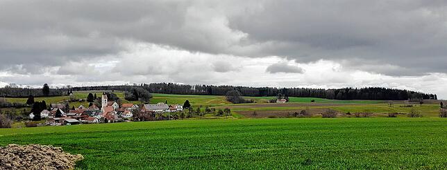 Auf dem bewaldeten Höhenzug im Hintergrund östlich der Teilgemeinde Betenbrunn sollen nach aktueller Planung mindestens drei ...