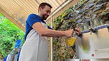 Das Bier hatte man sich nach dem Aufstieg durchaus verdient. Foto: Ralph Fautz