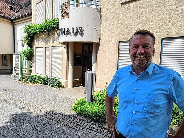 Bürgermeister Ralf Meßmer vor seinem Rathaus ein Jahr nach dem Starkregen. In vielen Bereichen sieht er die Gemeinde heute besser ...