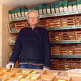 Helmut Kramer betreibt den Markstand seit 15 Jahren in Friedrichshafen, den Stand selbst gibt es schon deutlich länger.