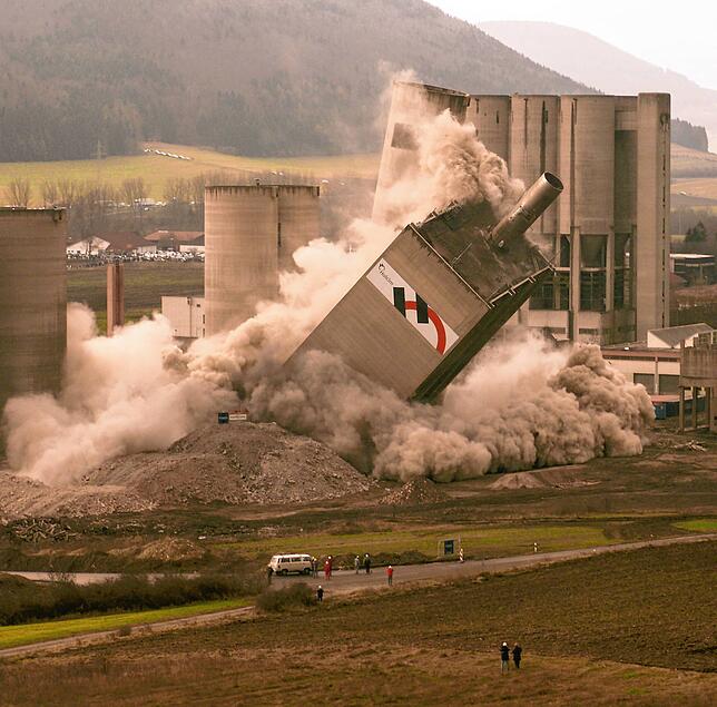 Der rund 90 Meter hohe Granulierturm fiel als erster am 17. Januar zusammen mit einem weiteren Silo.