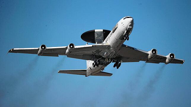 Ein Aufklärungsflugzeug vom Typ Awacs beim Start in Geilenkirchen (Nordrhein-Westfalen) auf dem dortigen Nato-Luftwaffenstützpunkt ...
