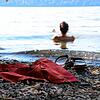 Ein Mann liegt ohne Badehose im Seewasser am FKK-Strand in Süßenmühle. Dieser ist wohl die bekannteste FKK-Badestelle im Bodenseekreis. ...