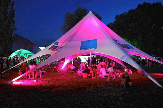 Bild 14: Elektro-Fans versammeln sich am See: Klein Venedig wird am Samstagabend zur Freiluftparty