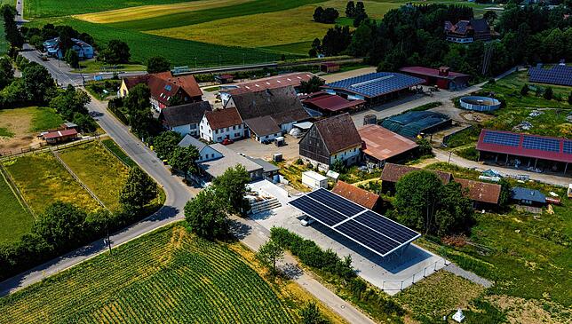 Das Zollhäusle mit seiner Freiflächen-Photovoltaikanlage mit Auto Ladestation aus der Vogelpespektive.