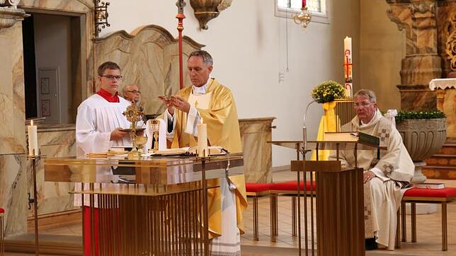 Vor etwa 60 Gläubigen zelebrierte Erzbischof Georg Gänswein am Montagmorgen die Heilige Messe. An seiner Seite: Ministrant Johannes ...