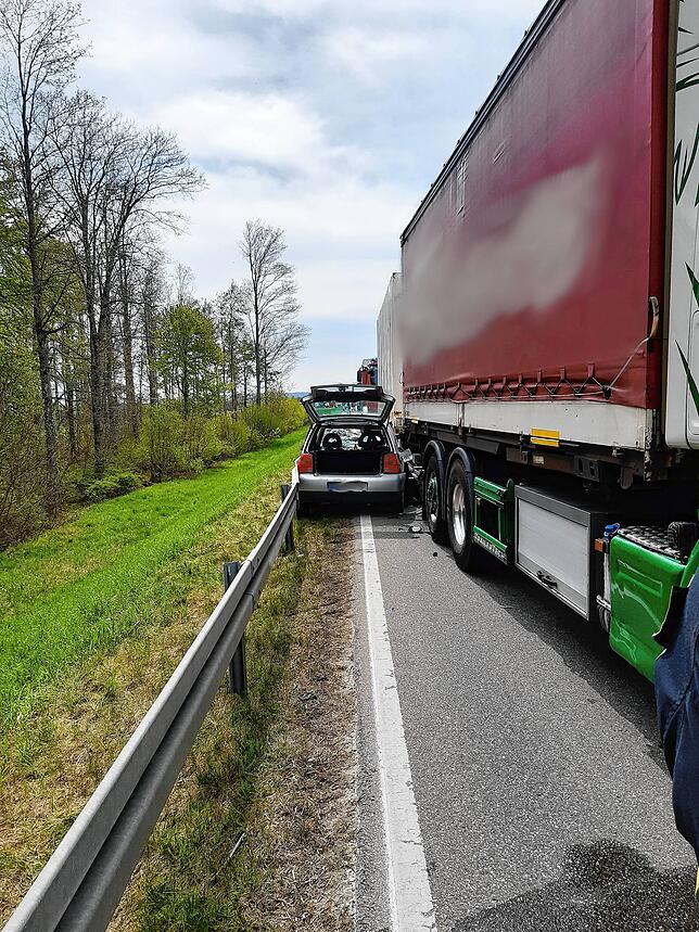 Bei einem Unfall auf der B313 bei Schwackenreute ist ein Auto zwischen Lastwagen und Leitplanke eingeklemmt worden.