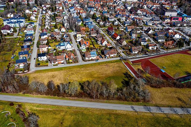Die unbebaute Fläche oberhalb der L 177 ist das geplante Baugelände für Aldi und Rossmann.