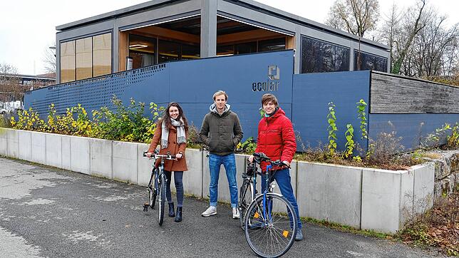 Die Umwelttechnik-Studenten der HTWG, Lara Thies (von links), Mika Rohrßen und David Weber vor dem Solarhaus Ecolar. Sie haben den ...