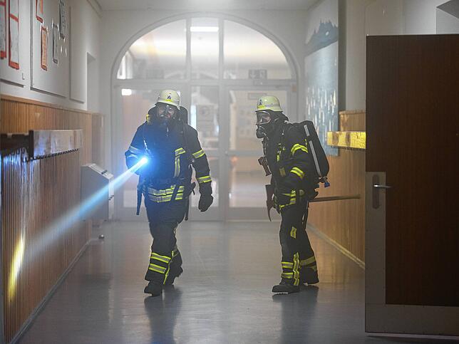 In der Schule wird nach dem Brandherd und nach Verletzten gesucht.