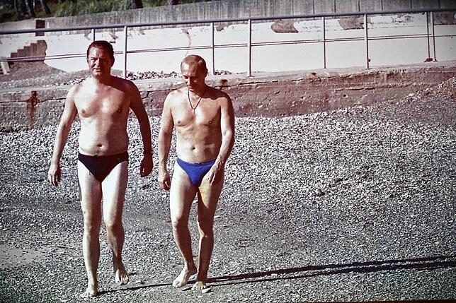 Das Bild zeigt eine Machtdemonstration: 2001 brachte Putin seinen für ein Interview angereisten Gast Diekmann (links) dazu, in Sotschi ...