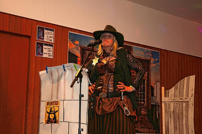 Bild 21: Gasthaus in Aftholderberg im Zeichen der Cowgirls – Schunkeln und Mitsingen beim Weiberball!