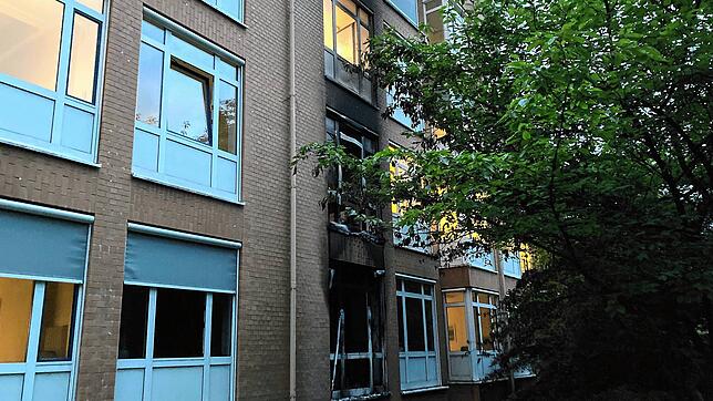 Rauchspuren an der Fassade zeugen von dem Feuer in einem ausgebrannten Raum im Erdgeschoss im Marienkrankenhaus im Hamburger Stadtteil ...