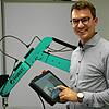 Patrick Zimmermann, einer der Geschäftsführer, mit Roboter Horst.