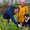 Im Kräutergarten des Andreashofs können Besucher viel über den Anbau und die Heilkäfte der Pflanzen lernen. Hier testen Jakob Kraul, ...