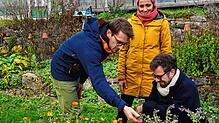 Im Kräutergarten des Andreashofs können Besucher viel über den Anbau und die Heilkäfte der Pflanzen lernen. Hier testen Jakob Kraul, ...
