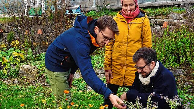 Im Kräutergarten des Andreashofs können Besucher viel über den Anbau und die Heilkäfte der Pflanzen lernen. Hier testen Jakob Kraul, ...
