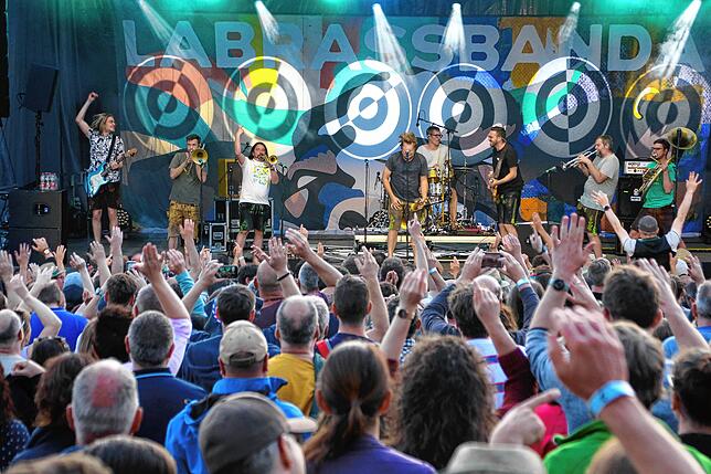 Bild 18: LaBrassBanda begeistern beim Markdorf Open Air – hier gibt‘s alle Bilder! (Teil 3)