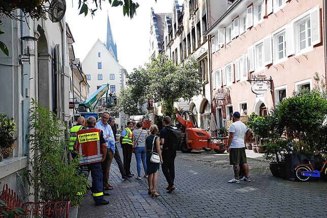 Regelmäßig finden Lagebesprechungen der beteiligten Hilfs- und Rettungsorganisationen, Statikern und Architekten sowie der ...