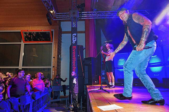 Bild 5: Barock serviert musikalisches Feuerwerk: Bilder der AC/DC Tribute Show in Unadingen