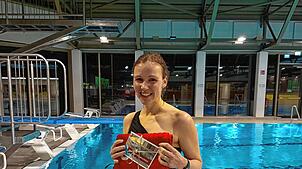 Sie ist dieses Jahr der 10.000. Gast im Hallenbad St. Georgen: Silke Bischoff. Als Dankeschön bekam sie ein Handtuch mit dem Logo der ...