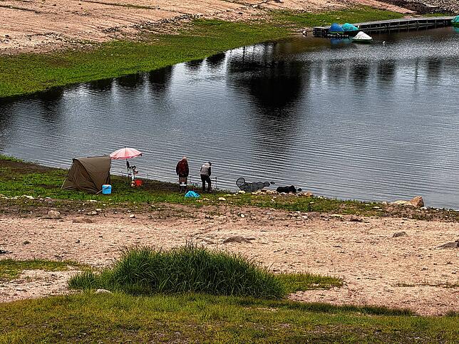 Angler und Badegäste müssen einfach weiter laufen, bis sie am Wasser sind. Ansonsten hat der niedrige Pegel für sie keine Auswirkungen.