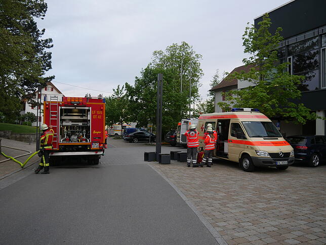 Die Rettungskräfte des Roten Kreuzes mussten nicht eingreifen, Personen kamen keine zu Schaden. Das Schulgebäude war am späten ...