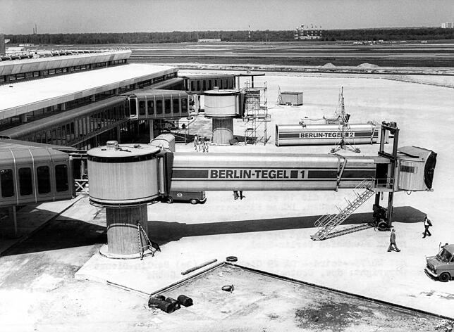 Blick auf die erste fertig montierte Fluggastbrücke am neuen Flughafen Berlin-Tegel am 28.05.1973.