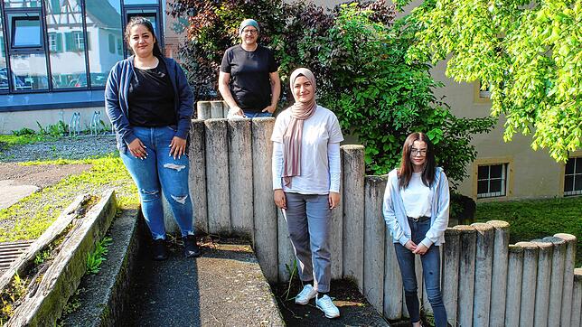 Dilara Camkiran, Sedef Karaosmanoglu und Isabell Lüdtke (von links) machen beim Haus Nazareth ihr Freiwilliges Soziales Jahr, hinten ...