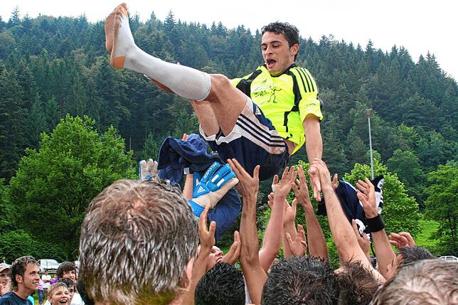 Lang ist‘s her: Mit seinen Murger Jungs feierte Spielertrainer Giuseppe Stabile 2009 durch einen 2:1-Sieg beim TuS Kl. Wiesental ...