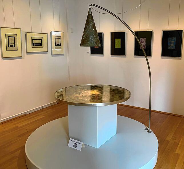 Blick in die Ausstellung mit Möbelentwürfen.