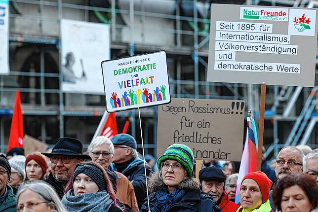Für Demokratie und Vielfalt: Viele Teilnehmer haben Plakate mitgebracht.