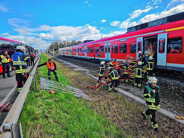 Da von der abgerissenen 15.000-Volt-Oberleitung, die auf die Gleise hing, eine Gefahr ausging, durfte das Gleisbett zunächst nicht ...