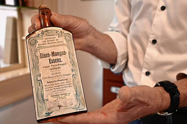 Vermutlich wurde diese Eisen-Mangan-Essenz zur Stärkung bei Eisenmangel verabreicht, sagt Apotheker Josef Fuchs. Hergestellt wurde sie ...