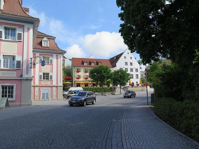 Der Standort des ehemaligen Gasthauses Lamm heute. Wo bis 1956 das Lamm stand, fließt jetzt der Verkehr, der nach wie vor ein Problem ...