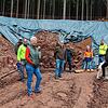 Ortstermin an der Baustelle Hirschmoosquelle (von links) Revierförster Reinhard Merz, Edgar Schafbuch vom Wasserwerk, die Stadträte ...