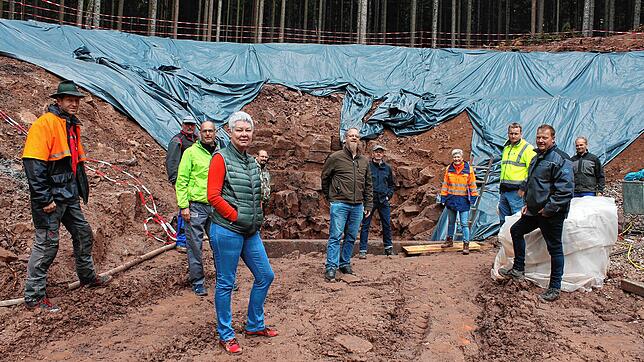 Ortstermin an der Baustelle Hirschmoosquelle (von links) Revierförster Reinhard Merz, Edgar Schafbuch vom Wasserwerk, die Stadträte ...