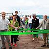 Bürgermeister Matthias Weckbach (links) und Wilderich Graf von und zu Bodman lösen das grüne Schleifenband. Damit ist der Weg an Land ...