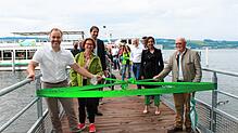 Bürgermeister Matthias Weckbach (links) und Wilderich Graf von und zu Bodman lösen das grüne Schleifenband. Damit ist der Weg an Land ...