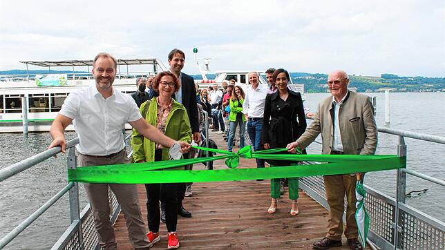 Bürgermeister Matthias Weckbach (links) und Wilderich Graf von und zu Bodman lösen das grüne Schleifenband. Damit ist der Weg an Land ...