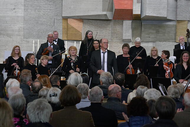 Das Sinfonieorchester Friedrichshafen unter Leitung von MD Joachim Trost spielte in der Kirche St. Verena in Meckenbeuren-Kehlen vor ...