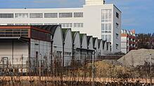 Im Dornröschenschlaf? So wirkt das Siemensgelände mit der charakeristischen Shedhalle mit den Spitzen. Doch jetzt liegt wenigstens der ...