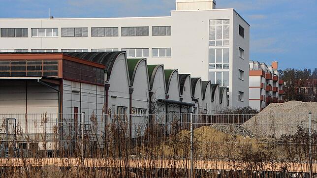 Im Dornröschenschlaf? So wirkt das Siemensgelände mit der charakeristischen Shedhalle mit den Spitzen. Doch jetzt liegt wenigstens der ...