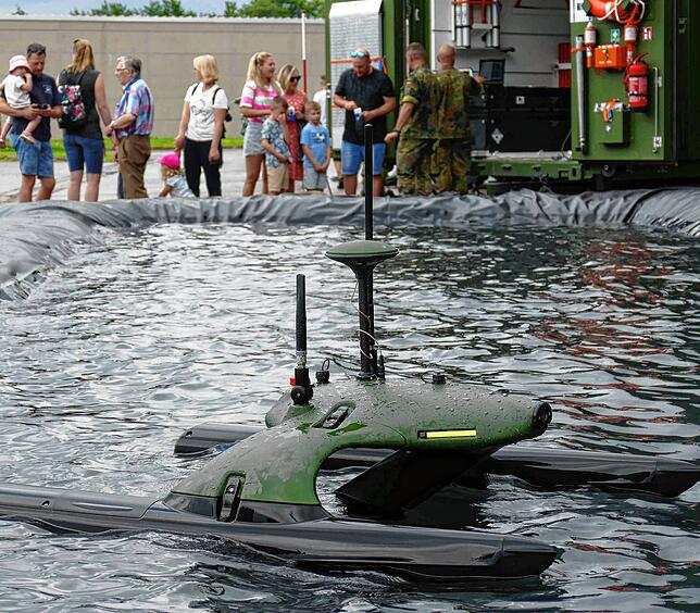 Auch die Unterwasserdrohne, „SONOBOT 5“ zur Gewässererkundung gehört zur umfangreichen Ausstattung der Panzerpionierkompanie.