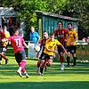Tim Hettich vom FC Königsfeld mit einem Schussversuch, der das Duell beim FC Gutmadingen mit 2:1 gewann.