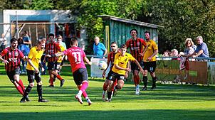 Tim Hettich vom FC Königsfeld mit einem Schussversuch, der das Duell beim FC Gutmadingen mit 2:1 gewann.
